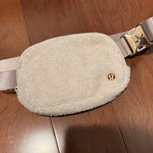 Lululemon everywhere Sherpa Belt Bag - Cream gold hardware